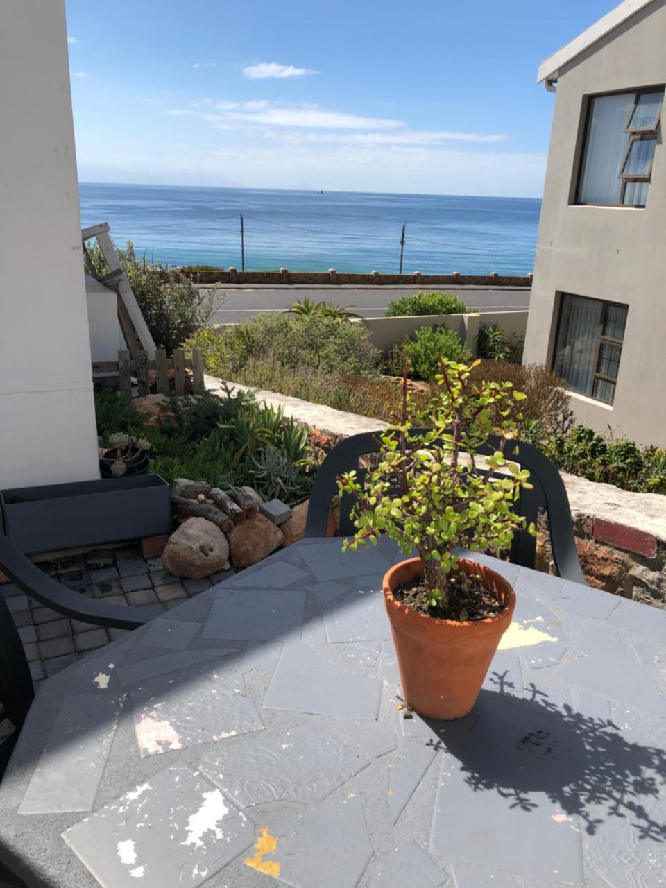 Ollava Guesthouse Simonʼs Town Esterno foto